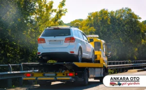 Gri otomobilin çekici platformunda taşınması