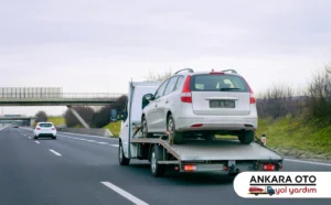 Beyaz hafif ticari aracın çekici platformunda taşınması