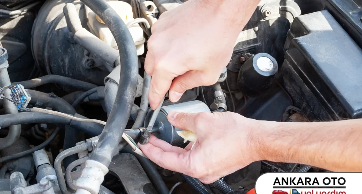 Otomobil motor bölümünü kontrol eden teknisyen