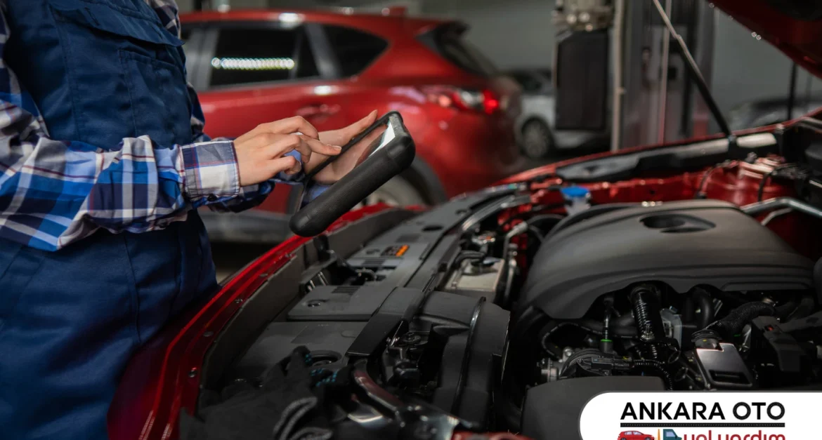 Açık motor kaputu altında teknik kontrol yapan kişi